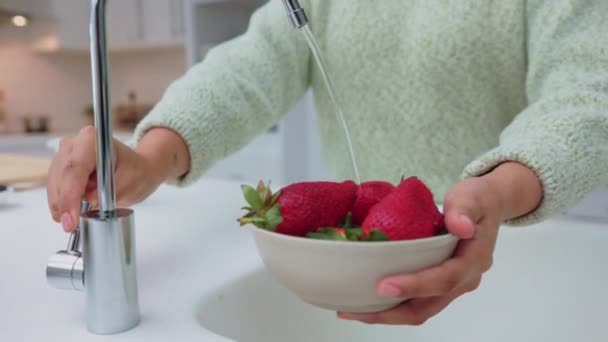 Руки Жінки Очищають Полуницю Водою Здоров Харчування Оздоровлення Їжа Фрукти — стокове відео