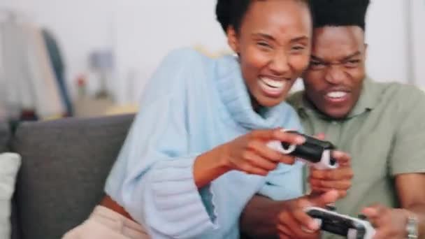 Сумасшедшая Пара Играют Видеоигры Весело Проводят Время Играя Онлайн Вместе — стоковое видео