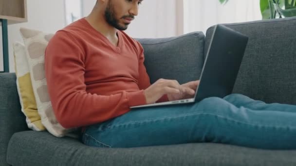 Muž Píšící Mail Frustrovaný Prací Domova Čtením Digitálního Notebooku Obývacím — Stock video