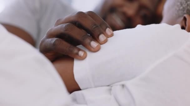 Boldog Szerelmes Házaspár Beszélgetni Ágyban Reggel Pihenni Kötődni Egymáshoz Fekete — Stock videók