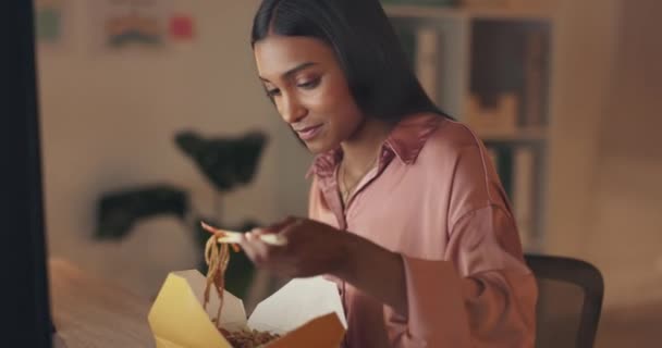 Ung Kvinna Med Kinamat Och Ätpinnar Sitt Kontor Middagen Eller — Stockvideo