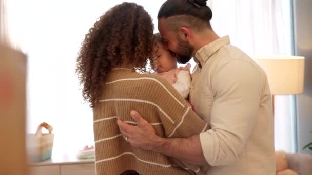 Család Gondoskodás Szeretet Szülők Baba Átöleli Megcsókolja Újszülött Lány Boldog — Stock videók