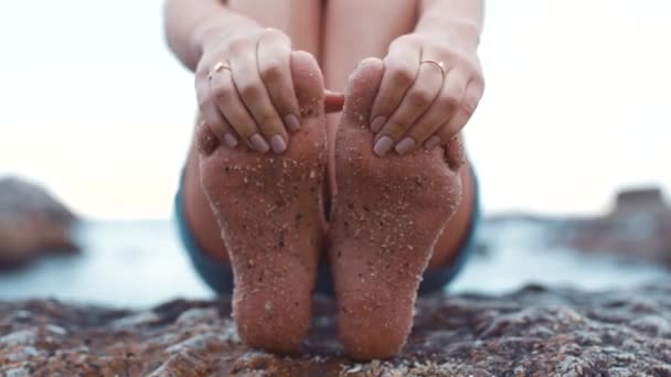 Песок Ноги Расслабиться Женщина Босиком Наслаждаясь Пляжный Отдых Путешествие Открытым — стоковое видео