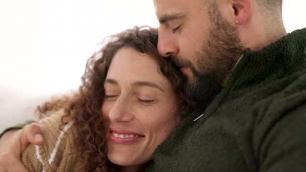 Amour Câlin Couple Heureux Assis Ensemble Sentant Sécurité Réconfort Confiance — Video