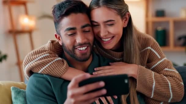 彼女からのキスで抱擁で抱擁でスマートフォン上の愛 リラックスして商業カップル 異人種間およびロマンチックな関係の介護の人々は家で一緒にオンラインショッピングを楽しむ — ストック動画