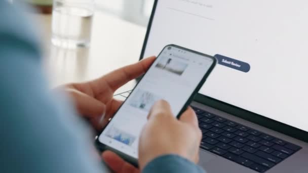 Händerna Sociala Medier Och Telefon Rulla Internet Webb Eller Hemsida — Stockvideo