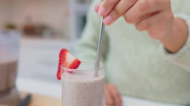 Saúde Smoothie Batido Mãos Mulher Misturam Bebidas Dietéticas Cozinha Casa — Vídeo de Stock