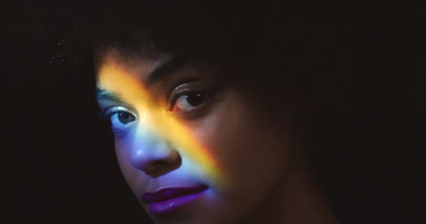 Arco Íris Luz Prismática Rosto Uma Mulher Negra Com Reflexão — Vídeo de Stock