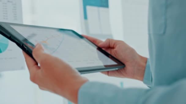 Marketing Ruce Pracovník Digitální Tablet Čtení Výzkumu Analýzy Grafu Kanceláři — Stock video
