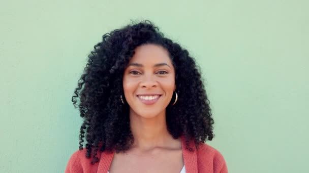 Sorria Rindo Mulher Negra Feliz Fundo Parede Verde Retrato Rosto — Vídeo de Stock