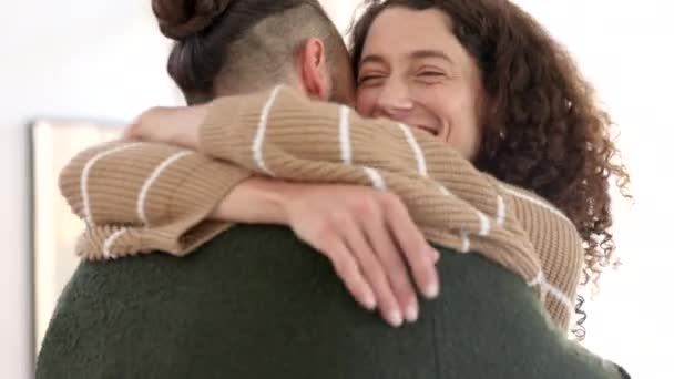 Couple Câlin Femme Accueillir Homme Maison Sourire Après Avoir Manqué — Video
