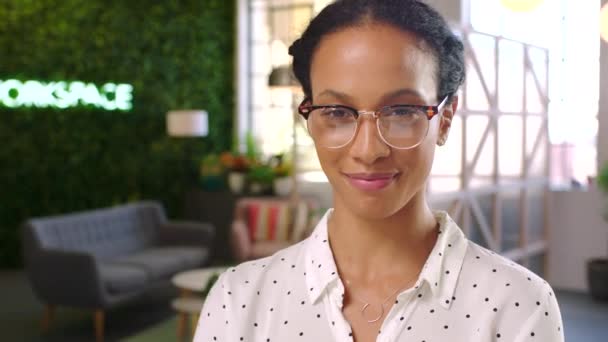 Cara Retrato Gerente Feliz Mujer Negra Que Trabaja Oficina Sonrisa — Vídeo de stock