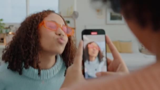 Influencer Κορίτσι Κάνει Βίντεο Τηλέφωνο Για Μέσα Κοινωνικής Δικτύωσης Μετά — Αρχείο Βίντεο