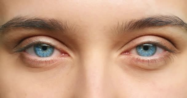 眼睛和女性肖像在视光保健 健康或视力检查中的观察 宏观或放大 化妆品或隐形眼镜的医疗意识和天然人蓝色虹膜 — 图库视频影像