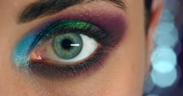 Kreatives Make Augenkosmetik Und Frau Mit Regenbogenkunst Gesicht Farbtupfer Und — Stockvideo