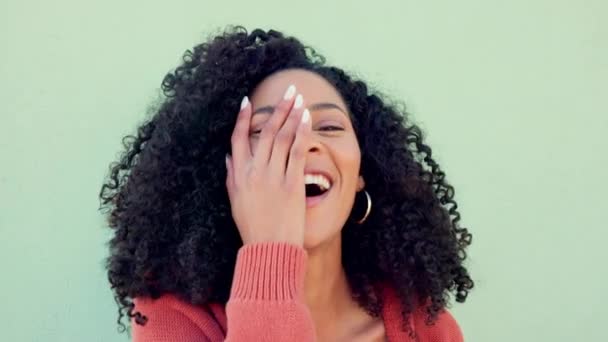 Zabawny Zielony Ekran Komiks Twarzy Czarna Kobieta Uśmiechem Pielęgnacji Włosów — Wideo stockowe