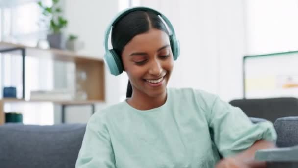 Bersih Bersih Mencuci Dan Headphone Dengan Wanita Sofa Mendengarkan Musik — Stok Video