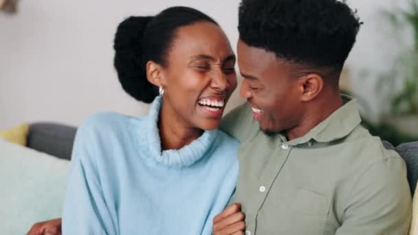 Aşk Kahkaha Afrikalı Çift Modern Evlerindeki Bir Kanepede Sohbet Ederken — Stok video