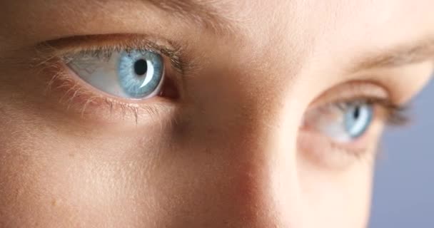 Niebieskie Oczy Wizja Kobieta Zdrowiem Psychicznym Smutna Myśląca Przeszłości Powiększenie — Wideo stockowe