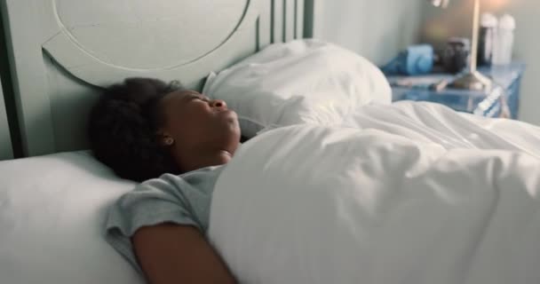 Γυναίκα Κοιμάται Στο Κρεβάτι Ξυπνητήρι Για Ξυπνήσει Από Τον Ύπνο — Αρχείο Βίντεο