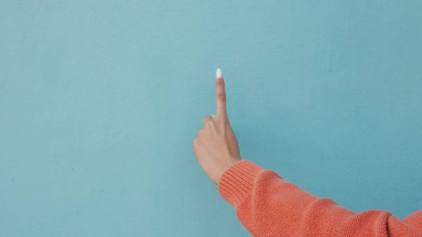手的女人 倒计时与数学手指和蓝色模型复制的空间背景 女性的手 玩手指或时间计数 计时器或加法 计算或计数 签名或交流手势 — 图库视频影像