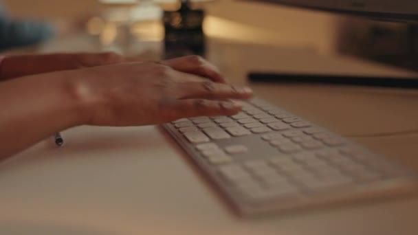 Handen Typen Nachts Toetsenbord Zwarte Vrouw Werken Overuren Web Zoekwerk — Stockvideo