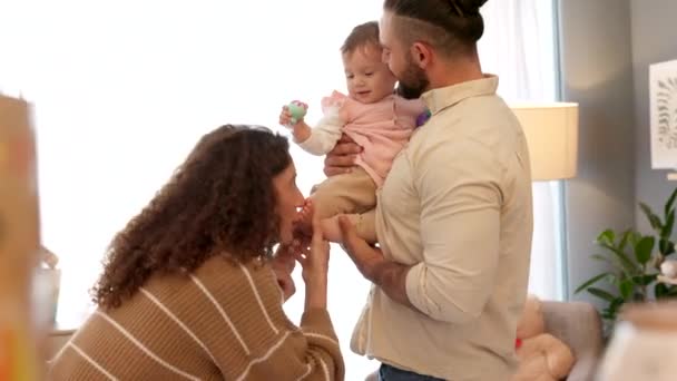 Mãe Pai Bebê Brincando Sua Casa Passando Tempo Qualidade Juntos — Vídeo de Stock