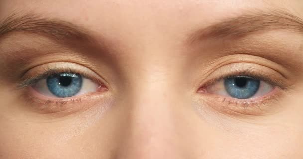 Twarz Kobiety Niebieskie Oczy Ostrość Wzrok Soczewki Kontaktowe Aby Zobaczyć — Wideo stockowe