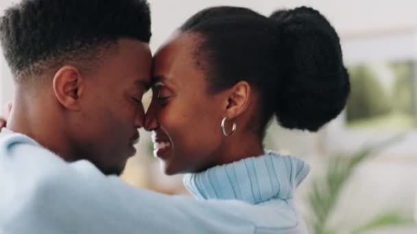 Çiftler Öpüşür Afrika Evlenir Evde Mutlu Olur Aşk Için Gülümser — Stok video