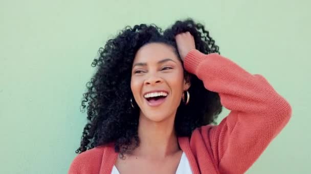 Mulher Negra Sorrir Brincar Com Cabelo Natural Feliz Contra Pano — Vídeo de Stock