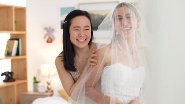 Wedding Welon Kobiety Przyjaciółmi Pomocy Garderobie Szczęśliwi Ludzie Kobiety Kochają — Wideo stockowe