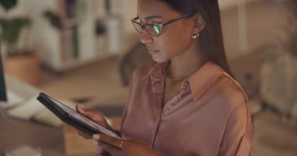 Gece Işi Tablet Planlaması Internet Araştırması Online Fikirler Modern Ofiste — Stok video