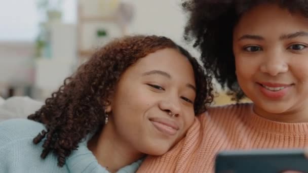 Perempuan Afro Atau Telepon Streaming Dan Ikatan Ruang Tamu Rumah — Stok Video