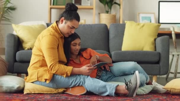 Boldog Pár Együtt Használja Tablettát Nappali Padlóján Pihentető Lakásban Otthon — Stock videók