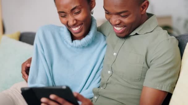 Bir Çift Film Izliyorlar Telefonda Evlerinde Eğleniyorlar Gülüyorlar Genç Siyah — Stok video