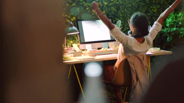 Espião Pessoa Mulher Vítima Pov Mesa Escritório Tarde Noite Para — Vídeo de Stock