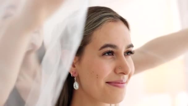 Frau Hilft Braut Mit Hochzeitsschleier Boutique Für Mode Luxus Stoff — Stockvideo