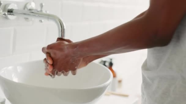 Άνθρωπος Πλένει Χέρια Του Σαπούνι Και Νερό Στο Μπάνιο Για — Αρχείο Βίντεο