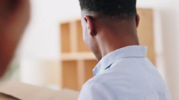 Μαύρος Άνδρας Και Γυναίκα Μεταφέρουν Κουτιά Νέο Σπίτι Σαλόνι Ακίνητη — Αρχείο Βίντεο