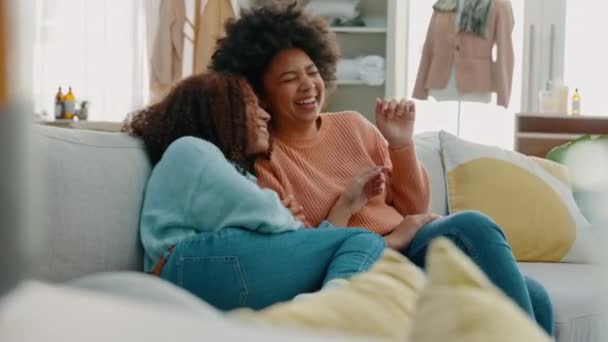 Barátok Boldogok Nevetnek Egy Nővel Barátjával Együtt Nevetnek Viccelődnek Egy — Stock videók