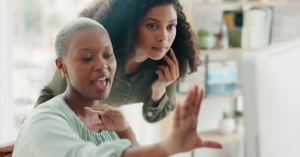 Les Femmes Bureau Avec Ordinateur Sur Bureau Parlent Idée Conception — Video