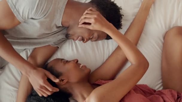 Szerelem Pár Csók Egy Férfival Nővel Akik Szeretik Megosztják Egymással — Stock videók
