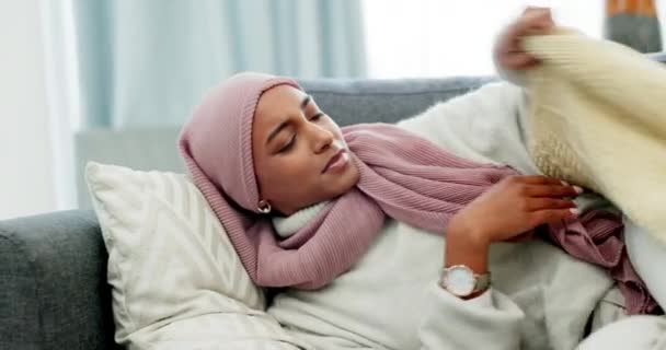 Muzułmanin Skurcze Miesiączkowe Kobieta Bólem Brzucha Leżąca Kanapie Chora Powodu — Wideo stockowe
