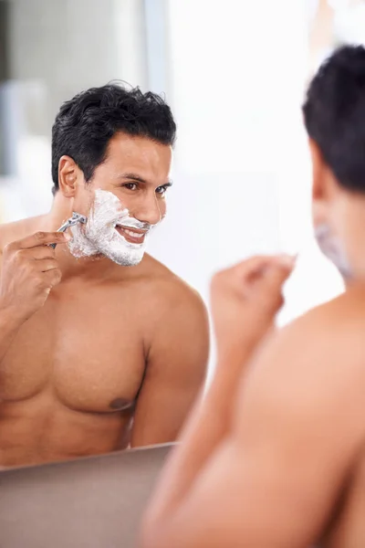 女性のために身づくろいしてる バスルームで剃るハンサムな若い男 — ストック写真
