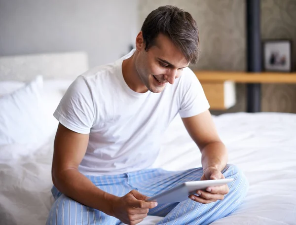 Online Entertainment System Handsome Young Man Using Tablet Edge His — Stock Photo, Image