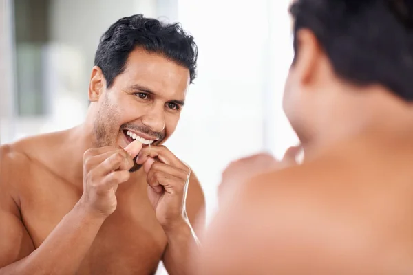 Používám Nitě Každý Den Mladý Muž Čistí Zuby Když Dívá — Stock fotografie