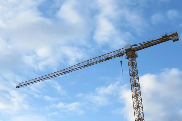 Ett Foto Enorm Röda Kran Med Blå Himmel Som Bakgrund — Stockfoto