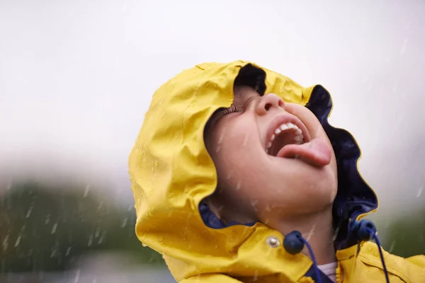 Pura Alegría Una Adorable Niñita Jugando Afuera Bajo Lluvia — Foto de Stock