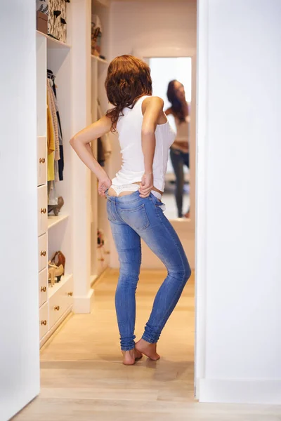 Zie Geweldig Uit Deze Jeans Een Jonge Vrouw Spijkerbroek Voor — Stockfoto