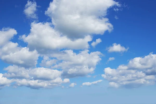Білі Хмари Проти Блакитного Неба Білі Кумулонні Хмари Плавають Блакитному — стокове фото